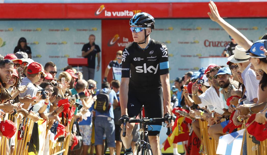 Chris Froome alla firma. Afp